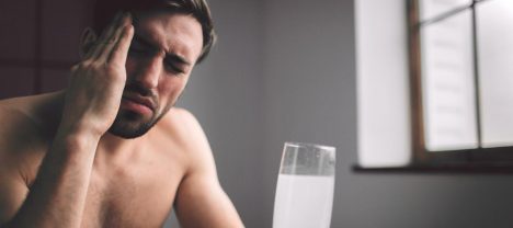 "Caña" en Fiestas Patrias: qué comer y beber para aliviarla