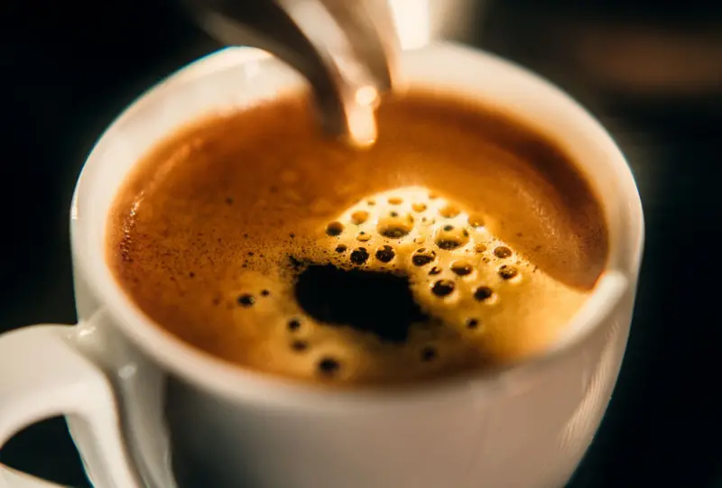 Las cantidades de cafeína en una taza de café depende mucho de cómo se prepara la bebida.