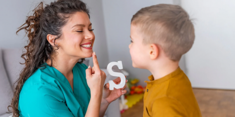 Del “pelo” al “perro”: ¿hasta qué edad los niños pueden pronunciar mal algunos sonidos?