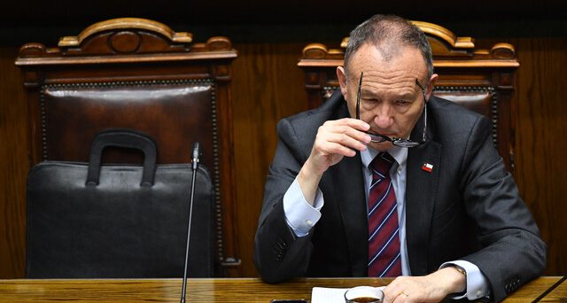 “Alguien no está haciendo la pega”: UDI y libertarios apuntan a Segpres por reforma migratoria