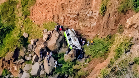 Tragedia en Cabo Verde: bus con estudiantes desbarrancó y dejó 25 muertos