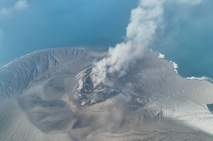 Erupción de volcán en Indonesia dejó cancelación de vuelos y más de 340 mil pasajeros varados