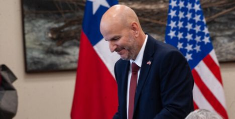 Embajador de EEUU deberá explicar ante Cancillería sus dichos sobre la izquierda y el estallido