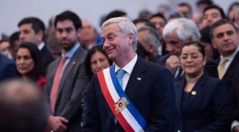 Por caída en las encuestas La Moneda cambia el garrote por la zanahoria