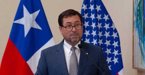 Rayado de cancha de Pérez Mackenna no basta: embajador de EEUU promete seguir con su estilo
