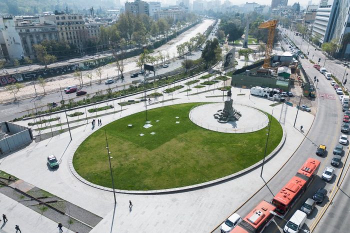Retiran los muros que escondían el monumento a Baquedano con despliegue de Carabineros