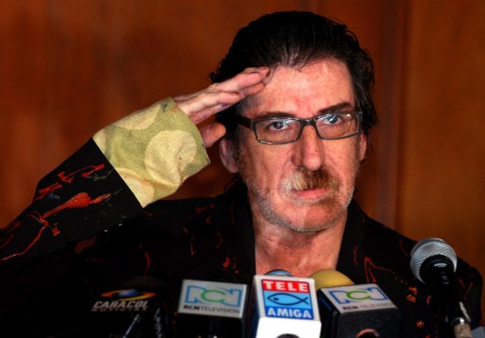Charly García saluda desde su balcón a cientos de admiradores que celebran sus 75 años