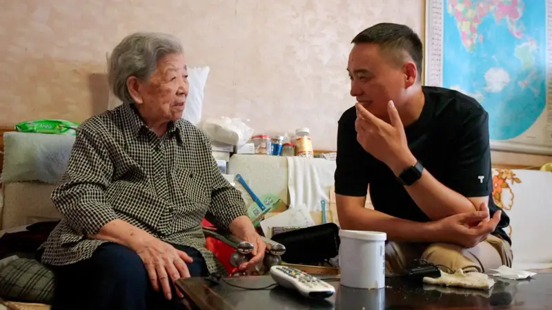Wang Yingwei y su pequeño equipo de reparto ofrecen algo más que comidas, brindando conexión humana a los residentes de la tercera edad.