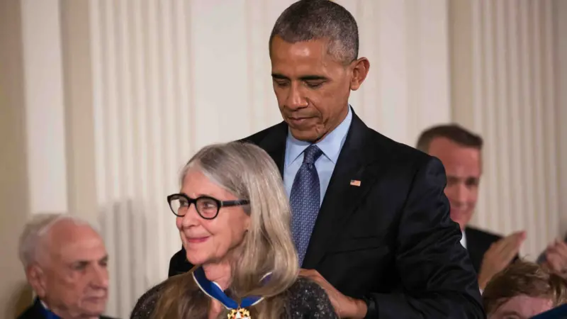 Hamilton recibe la Medalla Presidencial de la Libertad de manos del entonces presidente Barack Obama en 2016.