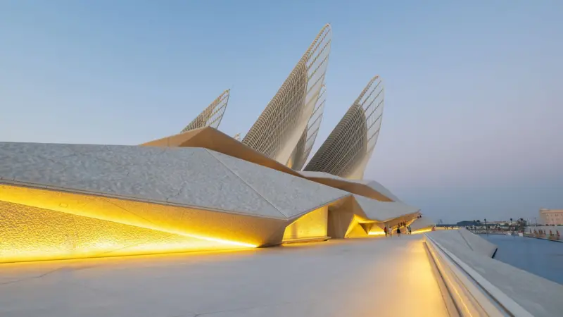 El Museo Nacional Zayed hace parte de un creciente distrito cultural en la isla de Saadiyat, en Abu Dabi.