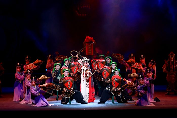Desde una ópera china a Mon Laferte, cuatro obras de cuatro continentes llegan a Teatro A Mil