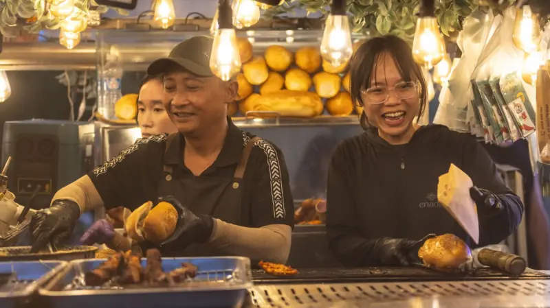 Los puestos callejeros de bánh mì, sándwiches de carne con vegetales y hierbas, son una parte fundamental de la vida urbana de Ciudad Ho Chi Minh.