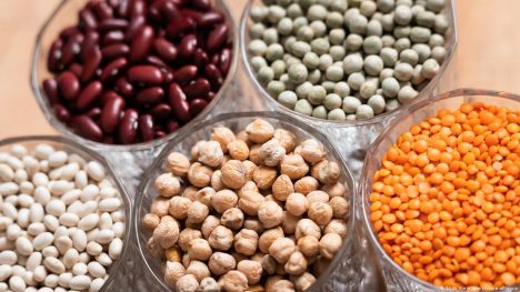 Según los expertos, las proteínas vegetales tienen ventajas. En especial, la combinación de cereales y legumbres aporta una amplia variedad de aminoácidos.