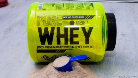 La proteína de suero se obtiene del suero de la leche. Para producir un kilo de proteína de suero se necesitan unos 200 litros de leche.