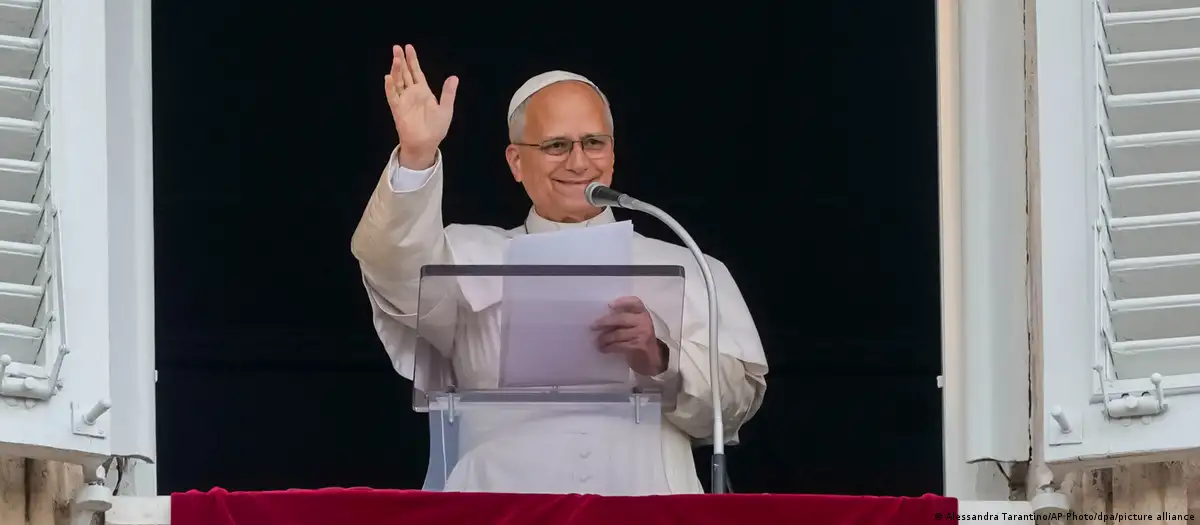 El Papa vuelve a saludar a la multitud en el Vaticano tras operarse