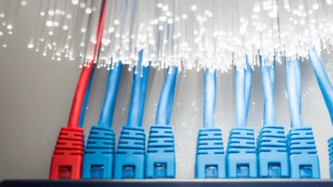 Los cables de fibra óptica generan poco calor en comparación con los cables de cobre.