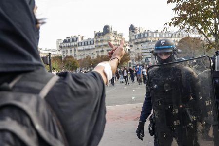 Francia enfrenta el “efecto bola de nieve” de la deuda en medio de protestas y presión de mercados