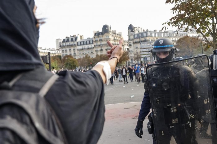 Francia enfrenta el “efecto bola de nieve” de la deuda en medio de protestas y presión de mercados
