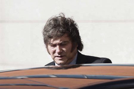 Milei desata polémica en España: llama “dictador” a Sánchez y pide sacar a socialistas “a patadas"