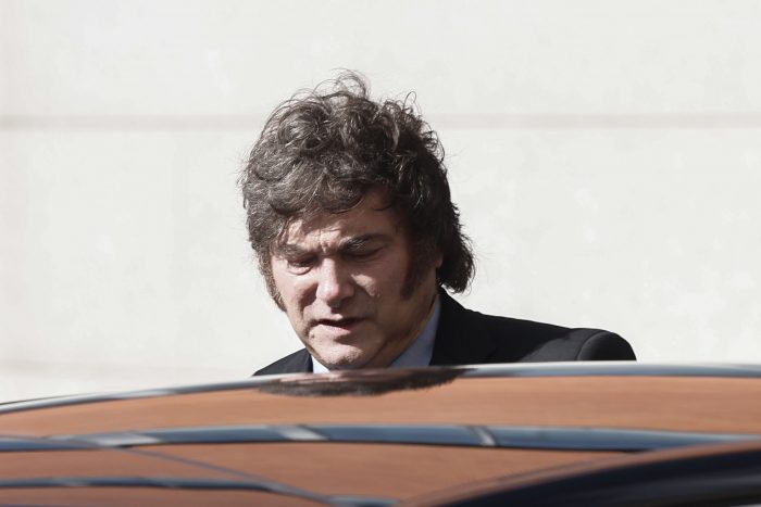 Milei desata polémica en España: llama “dictador” a Sánchez y pide sacar a socialistas “a patadas”