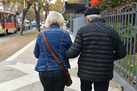 Empleo de mayores cae mientras Chile envejece en la era de la IA