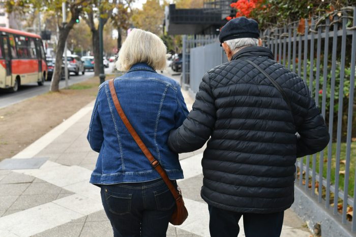Empleo de mayores cae mientras Chile envejece en la era de la IA