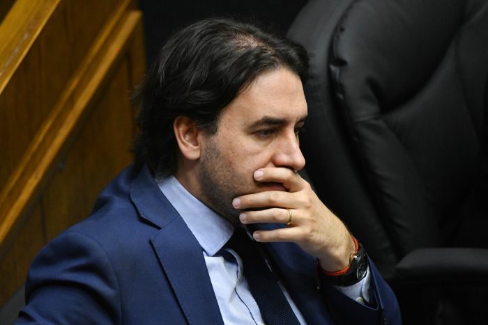 Quiebre de acuerdos en el Senado: Mirosevic asume presidencia de Constitución tras salida de Araya