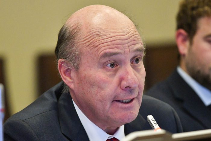 “Hoy nadie consume parafina”: ministro Quiroz defiende ajuste de combustibles