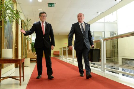 ¿Austeridad hasta en el maletín? Quiroz compró uno para llevar Presupuesto 2027 al Congreso