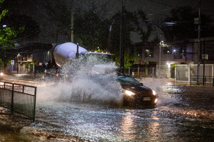 Senapred decretó evacuar sectores de El Monte y Talagante por desborde del río Mapocho