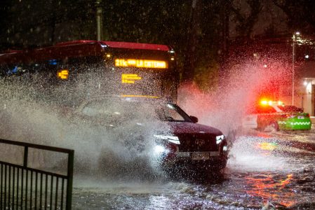 Lo que dejaron las lluvias en la capital: un fallecido, hogares sin luz y calles inundadas