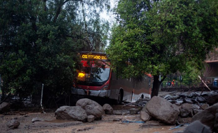 “Todos gritábamos, hasta yo gritaba”: chofer de micro arrastrada por aluvión contó su experiencia