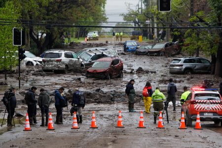 Tras aluvión en Las Condes: estas son las calles bloqueadas y con llamado a precaución