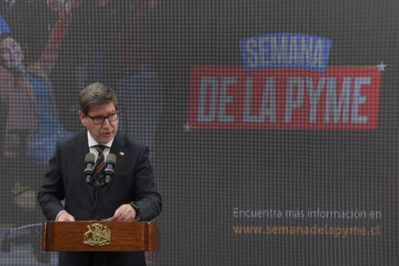 Ministro Mas defiende viaje de buque chileno a Malvinas: “un negocio entre privados”
