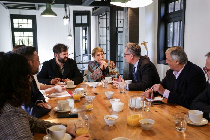 Bachelet reúne a Boric y líderes opositores para abordar estrategia frente al Gobierno de Kast
