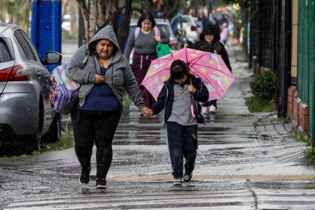 Senapred declara Alerta Roja en 10 comunas de la RM por riesgo de aluviones tras intensas lluvias