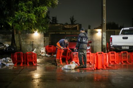 Reactivan alerta SAE en Las Condes por aumento del caudal de Quebrada Honda
