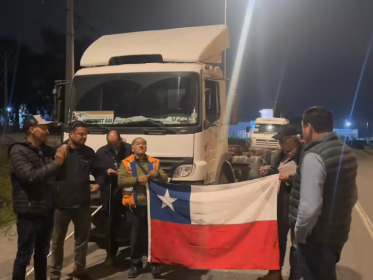 Camioneros paralizan San Antonio y bloquean terminales portuarios por alza de combustibles