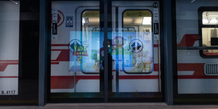 Metro restringe servicio en líneas 1 y 2 en medio de tormenta eléctrica en Santiago