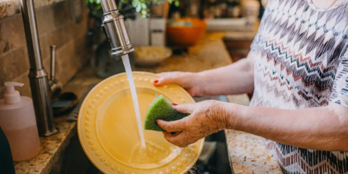 Los anfitriones de Airbnb ya no pueden exigir a los huéspedes retirar las sábanas ni lavar los plato