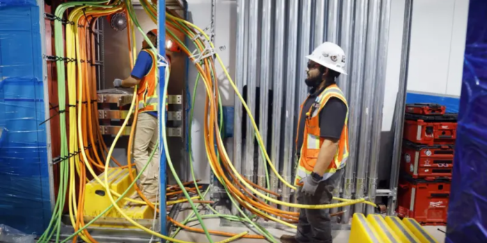 ¿Qué es la fotónica y cómo puede reducir el consumo de agua y energía de los centros de datos de IA?