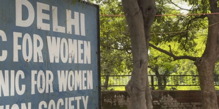 Una prestigiosa universidad de Nueva Delhi pasa a clases virtuales tras una violación grupal