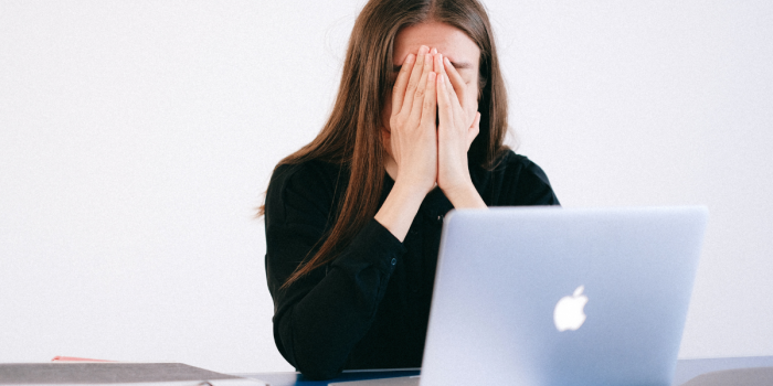 Estar siempre disponible: cómo conexión laboral fuera de horario afecta el descanso y vida personal