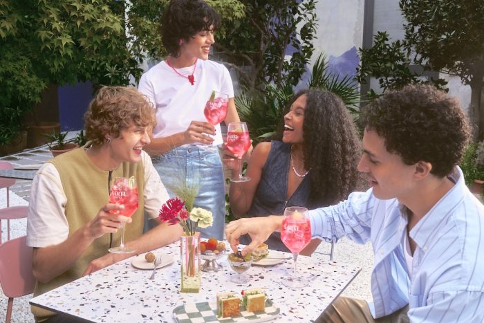 Sarti llega a Chile: el aperitivo italiano que le da un giro rosado al clásico spritz