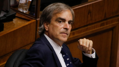 Cruz-Coke califica de “excesiva, innecesaria y marginal” la rebaja a Cultura