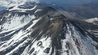 Nevados de Chillán siguió acumulando presión bajo tierra mientras expulsaba lava