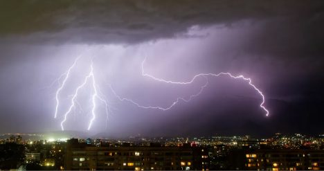 Mascotas y tormentas eléctricas: qué hacer si perros y gatos se asustan con los truenos