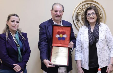 Cineasta chileno Luis R. Vera es homenajeado por el Senado paraguayo