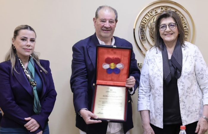 Cineasta chileno Luis R. Vera es homenajeado por el Senado paraguayo