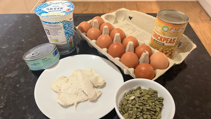 Sin embargo, las proteínas se encuentran en muchos alimentos cotidianos, como la carne, el pescado, los huevos, los lácteos, el pan, los cereales y las legumbres.